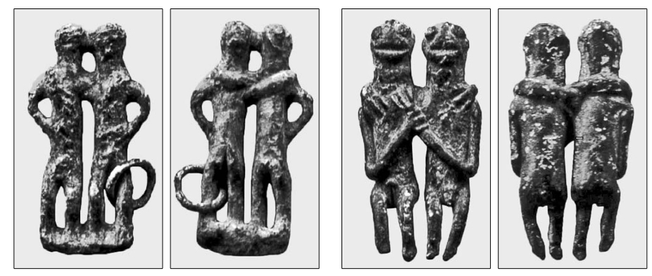 Pendagli con coppietta antropomorfa, tipici della cultura enotria. A sinistra tipo con coppia stante, a destra tipo con coppia seduta (da Brocato-Taliano Grasso 2011).